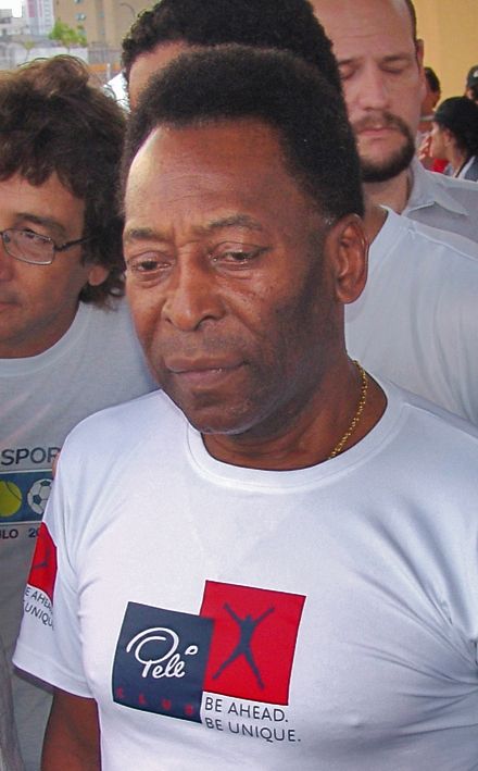 Na sklonku kariéry Pelé výrazně přispěl k popularizaci fotbalu v USA, kde dva roky nastupoval za tým New York Cosmos. S milovanou hrou se "král" rozloučil v říjnu 1977 v utkání Cosmosu proti "svému" Santosu. Ani poté však Pelého popularita neklesla, spíše naopak. | Foto: Wikipedia Commons