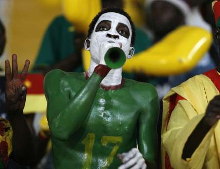 Afričtí fanoušci berou fotbal vážně, Kamerun má jejich velkou podporu | Foto: Reuters