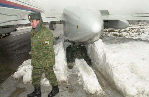 Ruský voják z jednotek KFOR u letadla TU-154, které s ministrem obrany Jaroslavem Tvrdíkem na palubě sjelo v kosovské Prištině z dráhy těsně před nájezdem na letištní ranvej a kolo letounu uvízlo v měkké zemi. | Foto: Aktuálně.cz