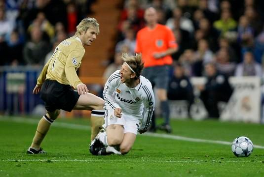 Pavel Nedvěd a jeho faul na Gutiho | Foto: Reuters