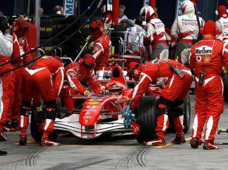 Michael Schumacher u svých mechaniků. | Foto: Reuters