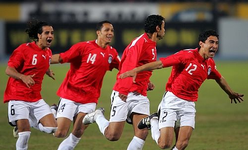 Fotbalisté Egypta (zleva) Hassan Mostafa, Abdelhalim Ali, Abdelzaher El Saqqa a Mohamed Barakat se radují z triumfu v africkém šampionátu. | Foto: Reuters