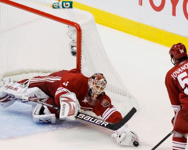 Ilja Bryzgalov za svá záda pustil jen dvě střely Rudých křídel. | Foto: Reuters