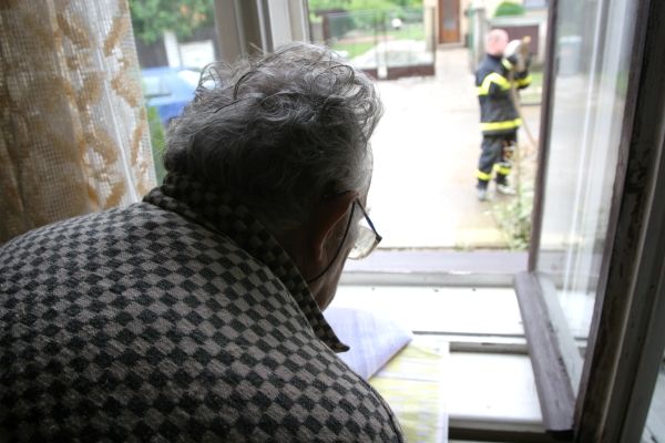 Její manžel mezitím v rozmočené smlouvě dál marně hledá, jestli je jeho dům pojištěn proti povodni. | Foto: Karel Toman