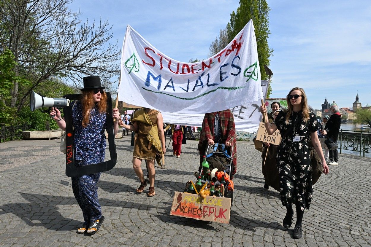 Les villes tchèques célèbrent le 1er mai.  Les communistes mis hors la loi, leurs opposants proclamés