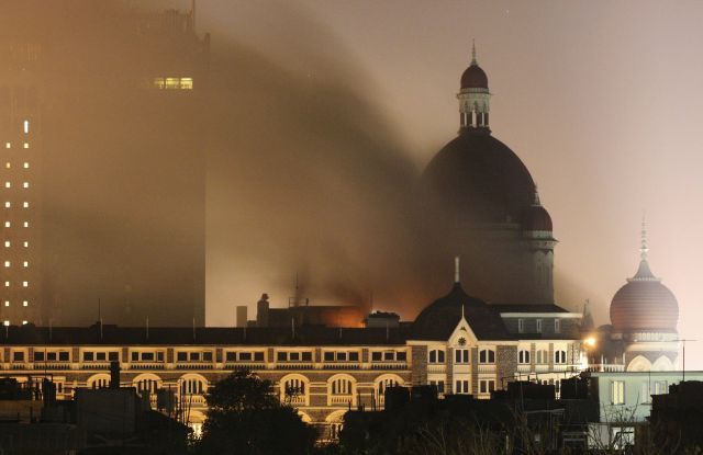 Dým, stoupající z napadeného hotelu Tádž Palace. | Foto: Reuters