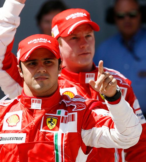 Piloti Ferrari Felipe Massa (vlevo) a Kimi Räikkönen po úspěšné kvalifikaci na Velkou cenu Španělska. | Foto: Reuters