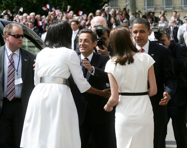 Nicolas Sarkozy se zdraví s Michelle Obamovou a Barack Obama s Carlou Bruniovou-Sarkozyovou. | Foto: Reuters