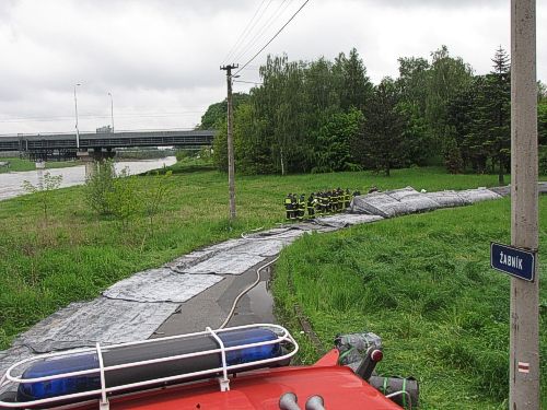 Stavění protipovodňové hráze na levém břehu řeky Odry. | Foto: HZS Moravskoslezského kraje