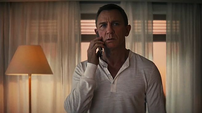 Daniel Craig jako James Bond ve filmu poprvé používá telefon značky Nokia. | Foto: MGM