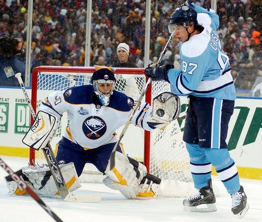 Během celého utkání před čtyřmi lety hustě sněžilo. Sidney Crosby z Pittsburghu nakonec překonal gólmana Ryana Millera v rozhodujícím nájezdu a trefil Pittsburghu vítězství. Zápas tehdy vidělo na 70.000 diváků. | Foto: Reuters