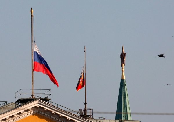 Mimo jiné i v hlavním městě Moskvě. Vlajky jsou na znamení státního smutku stažené na půl žerdi. Toto symbolické gesto ale není jediné, co ruský prezident Dmitrij Medveděv v reakci na nedělní neštěstí udělal. Po mimořádném jednání s ministry oznámil, že zemi čekají rozsáhlé kontroly dodržování bezpečnostních předpisů v osobní dopravě. Takové, jaké země zřejmě nikdy nezažila. Kontrolovat se budou letadla, lodě, vlaky i autobusy. | Foto: Reuters