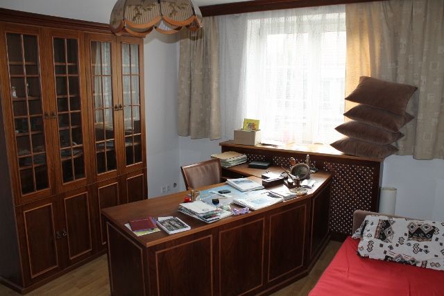 Prosvětlení 
Krátké závěsy a příliš mnoho drobností prostor pracovny trochu "dusí". | Foto: Residence Visage