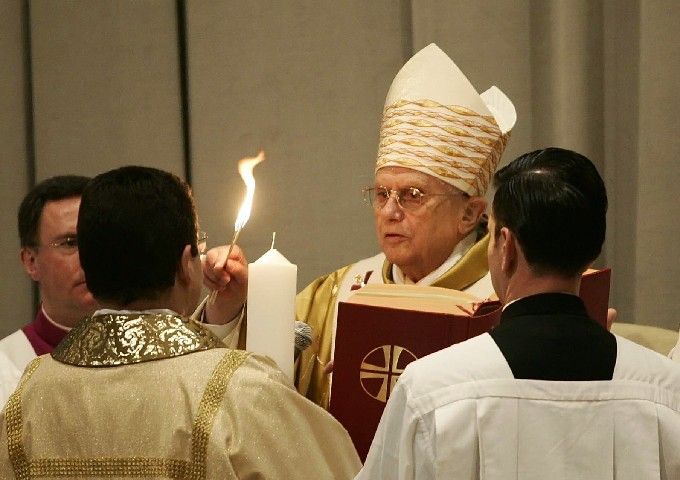 V jejím průběhu byly ve Svatopetrském chrámu zapáleny velikonoční svíce, které mají symbolizovat zmrtvýchvstání ukřižovaného Ježíše. | Foto: Reuters