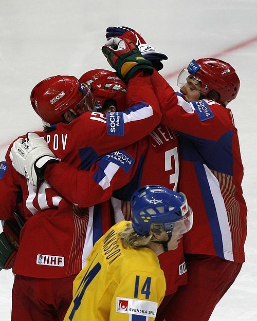 Hokejisté Ruska (v červeném) slaví druhou branku v zápase se Švédskem. Vedle jich jede smutný Švéd Mattias Mansson. | Foto: Reuters