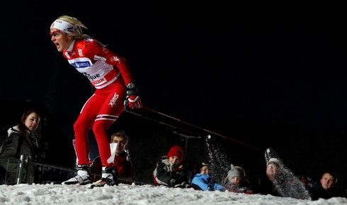 Závody se jely za umělého světlení na technickém sněhu | Foto: Jan Langer