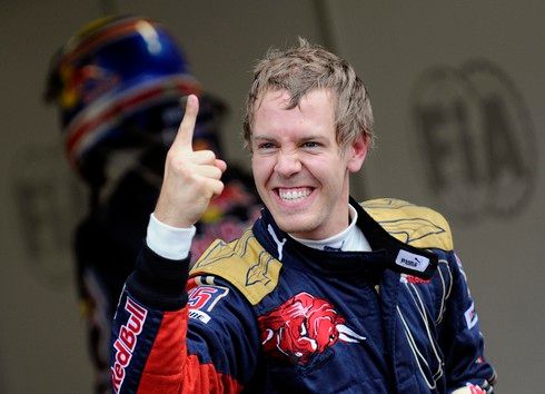 Jezdec stáje Torro Rosso Sebastian Vettel se raduje z pole position, které si vyjel v sobotní kvalifikaci Velké ceny Itálie. | Foto: Reuters