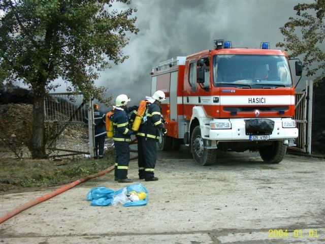 Hasičům se nedaří požár uhasit. Nepomohla ani snaha zahrnout hořící pneumatiky hlínou. | Foto: Tomáš Fránek