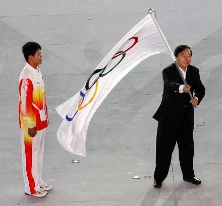 Příští OH mladých bude hostit čínské město Nanjing. Starosta Ji Jianye už pevně drží olympijskou vlajku | Foto: Reuters