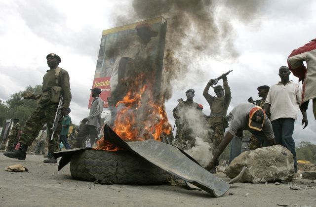 Při nepokojích v keňském městě Naivasha zemřelo v neděli 27. ledna 2008 nejméně deset lidí. | Foto: Reuters