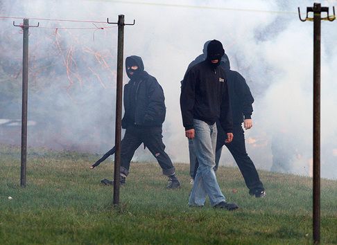 There was chaos and violence, smoke and tear gas, police cars set ablaze and numerous light injuries. | Foto: Tomáš Adamec