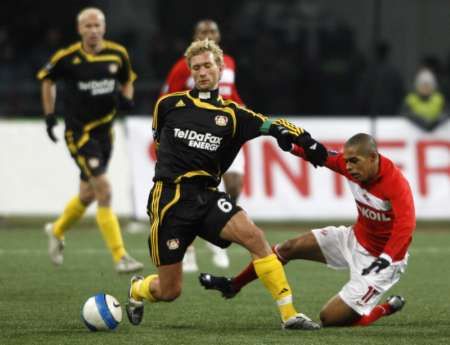 Fotbalista Bayeru Leverkusen Simon Rolfes (vlevo) bojuje o míč s Wellitonem ze Spartaku Moskva v utkání Pohráru UEFA. | Foto: Reuters