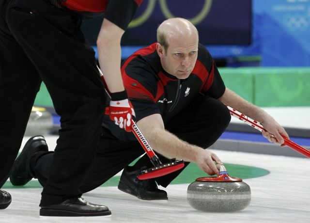 Nejprve Kanaďané ovládli soutěž v curlingu. | Foto: Reuters