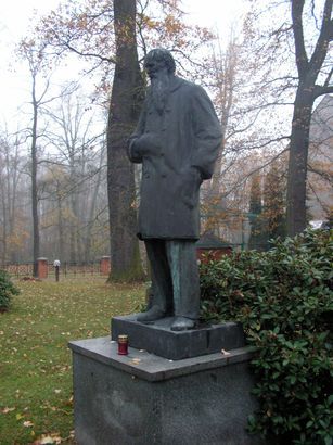 Socha Josefa Hlávky od sochaře Josefa Mařatky v parku lužanského zámku. | Foto: Hlávkova nadace