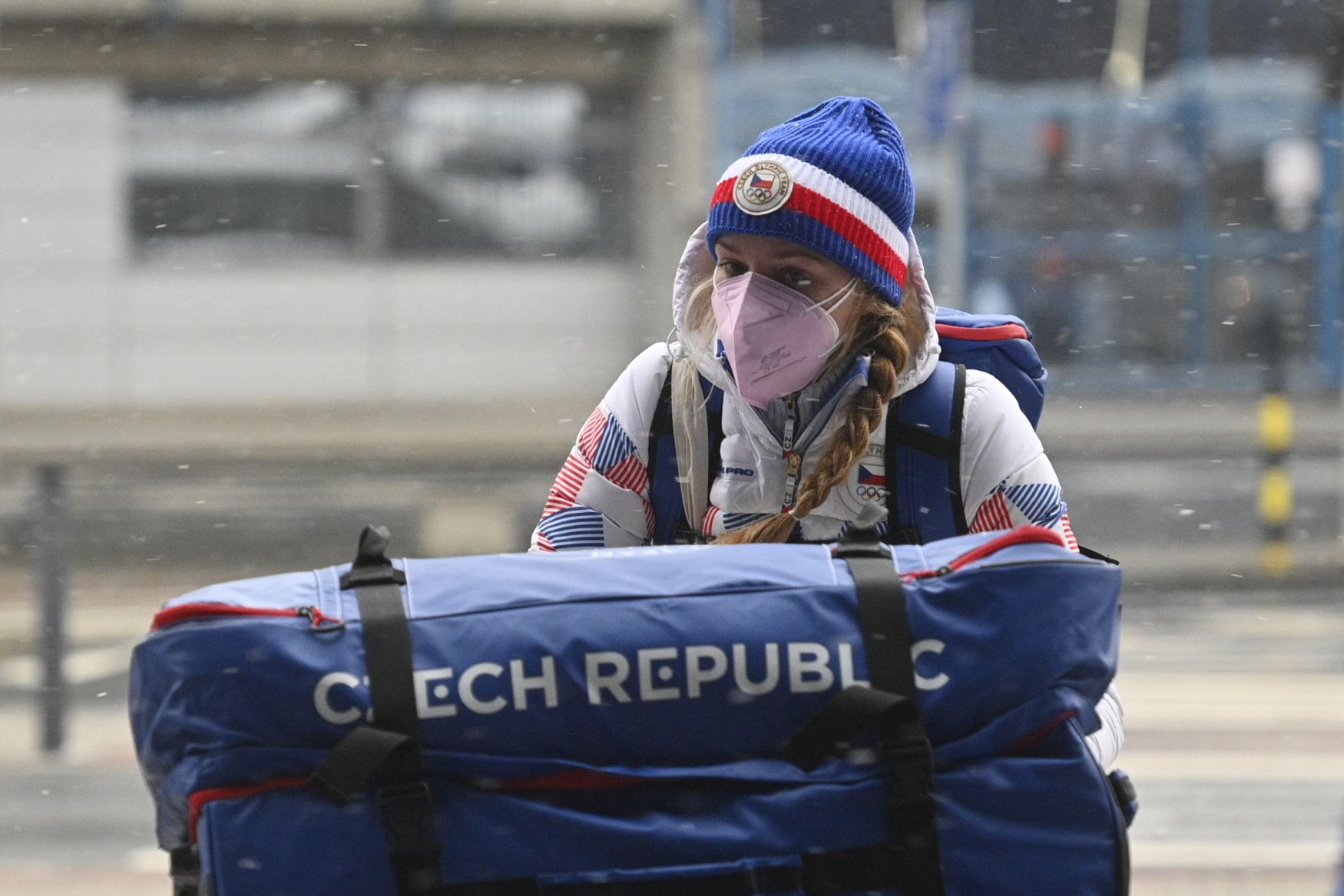 The biathletes were accompanied by a blizzard in Beijing, and the airport was crowded with rafters