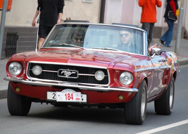 i Ford Mustang ohromují spíše zjevem a zvukem. Povšimněte si, jak řidič elegantně drží cigárko | Foto: Radek Pecák