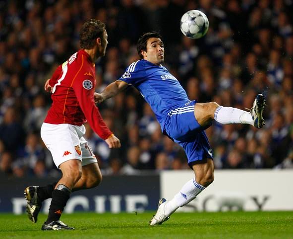 Deco z Chelsea (vpravo) v souboji s Francescem Tottim z AS Řím | Foto: Reuters