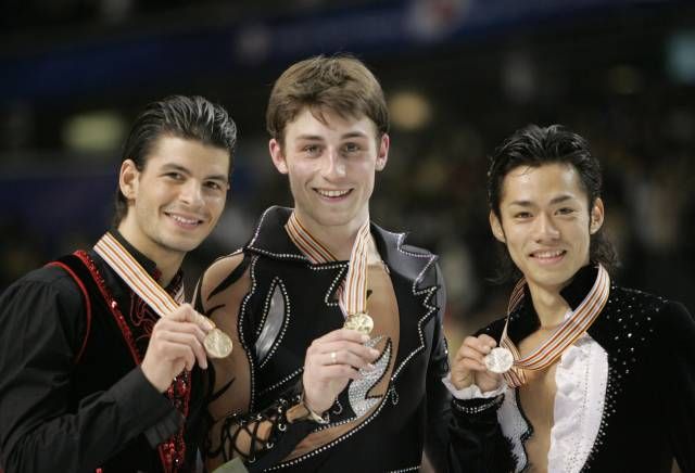 Uprostřed zlatý Francouz Brian Joubert, který zvítězil před domácím Daisukem Takahašim a šampionem z posledních dvou let Stéphanem Lambielem ze Švýcarska. | Foto: Reuters