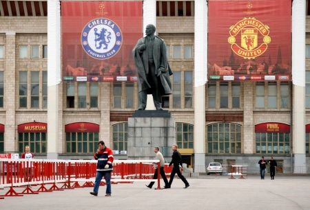 Socha Lenina dohlíží na ruch před stadionem v moskevských Lužnikách. | Foto: Reuters