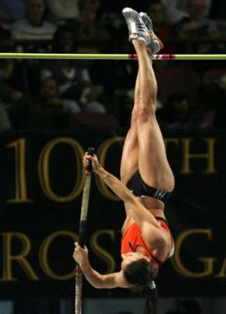 Tyčkařka Jelena Isinbajevová na 100tých Millrose Games v Madison Square Garden | Foto: Reuters