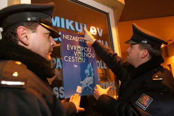 ...Třeba izolepa, aby plakátek propagující "bezbariérovou" Evropu dobře držel. | Foto: Ondřej Besperát