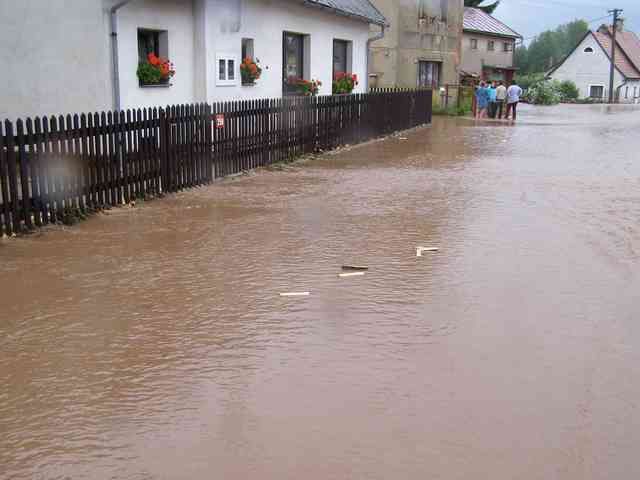 Rozvodněný potok ve Vižňově na Broumovsku. | Foto: SDH Broumov