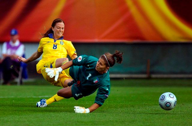 Jednu z branek takto vstřelila Lotta Schelin. | Foto: Reuters