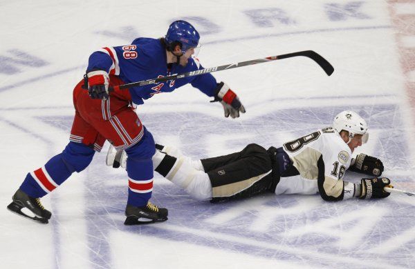 Jaromír Jágr právě zahákoval Mariána Hossu. | Foto: Reuters