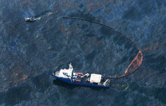 Skvrna se přibližuje k pobřeží stále rychleji. | Foto: Reuters