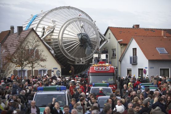 Obří vakuová komora v městských ulicích. | Foto: Forschungszentrum Karlsruhe