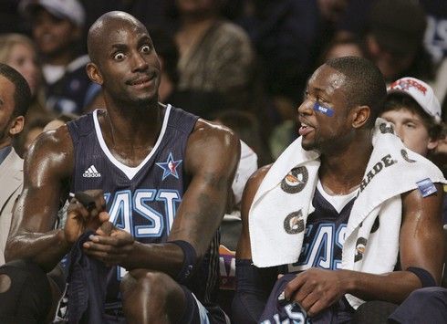 Kevin Garnett žertuje se spoluhráčem Dwaynem Wadem | Foto: Sport