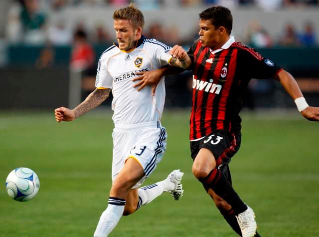 David Beckham v zápase s AC Milán | Foto: Reuters