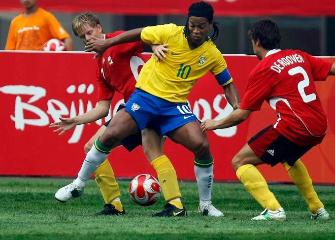 Ronaldinho a brazilský tým vstoupili do turnaje vítězstvím nad Belgií | Foto: Reuters