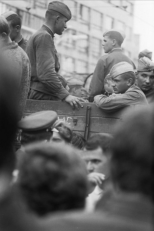 Ruští vojáci na korbě náklaďáku. "Vypadali přesně jak jsem je znal z čítanek a filmů o roce 1945, stejné uniformy a byli velmi malého vzrůstu," vzpomíná fotograf Miloš Gregor. | Foto: Miloš Gregor