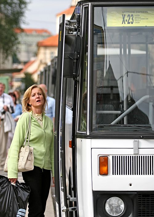 Kyvadlově jezdí mezi Újezdem a Malou stranou autobus X23, zastavuje ale na jiném místě než tramvaje. | Foto: Tomáš Adamec, Aktuálně.cz