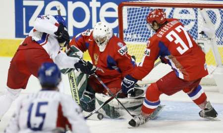 Ruský brankář Alexandr Jeremenko (2. zprava)předvedl během první třetiny brilantní zákrok proti střele českého Martina Erata (vlevo) | Foto: Reuters