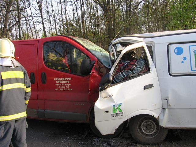 Při čelní srážce u Stříbra zemřeli oba řidiči | Foto: Report, HZSPK