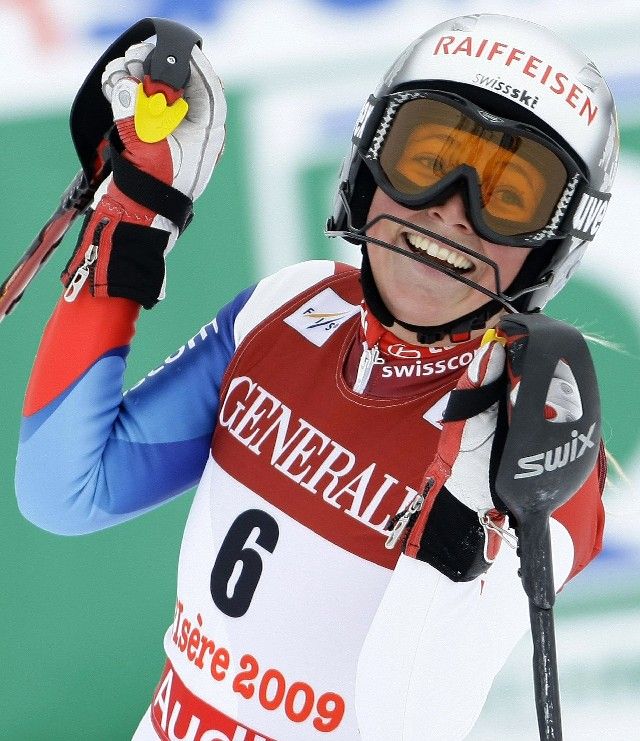 Teprve sedmnáctiletá Švýcarka Lara Gutová jakoby nechtěla uvěřit, že v superkombinaci na MS ve Val d'Isere získala stříbrnou medaili. | Foto: Reuters