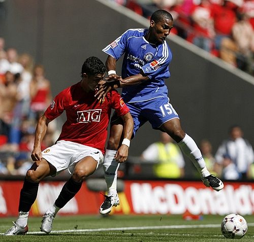 Cristiano Ronaldo z Manchesteru United (vlevo) (vlevo) bojuje ve finále Community Shield s Florentem Maloudou z Chelsea. | Foto: Aktuálně.cz