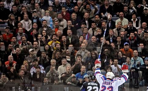 Fanoušci sledují oslavy Druryho | Foto: Reuters